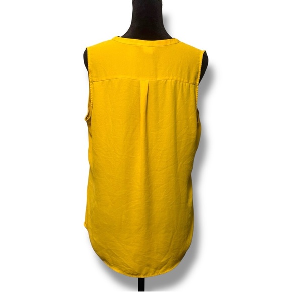 H&M Mustard Yellow w/Black Piping Sleeveless Lightweight Pleated V-Neck Blouse - Picture 6 of 16